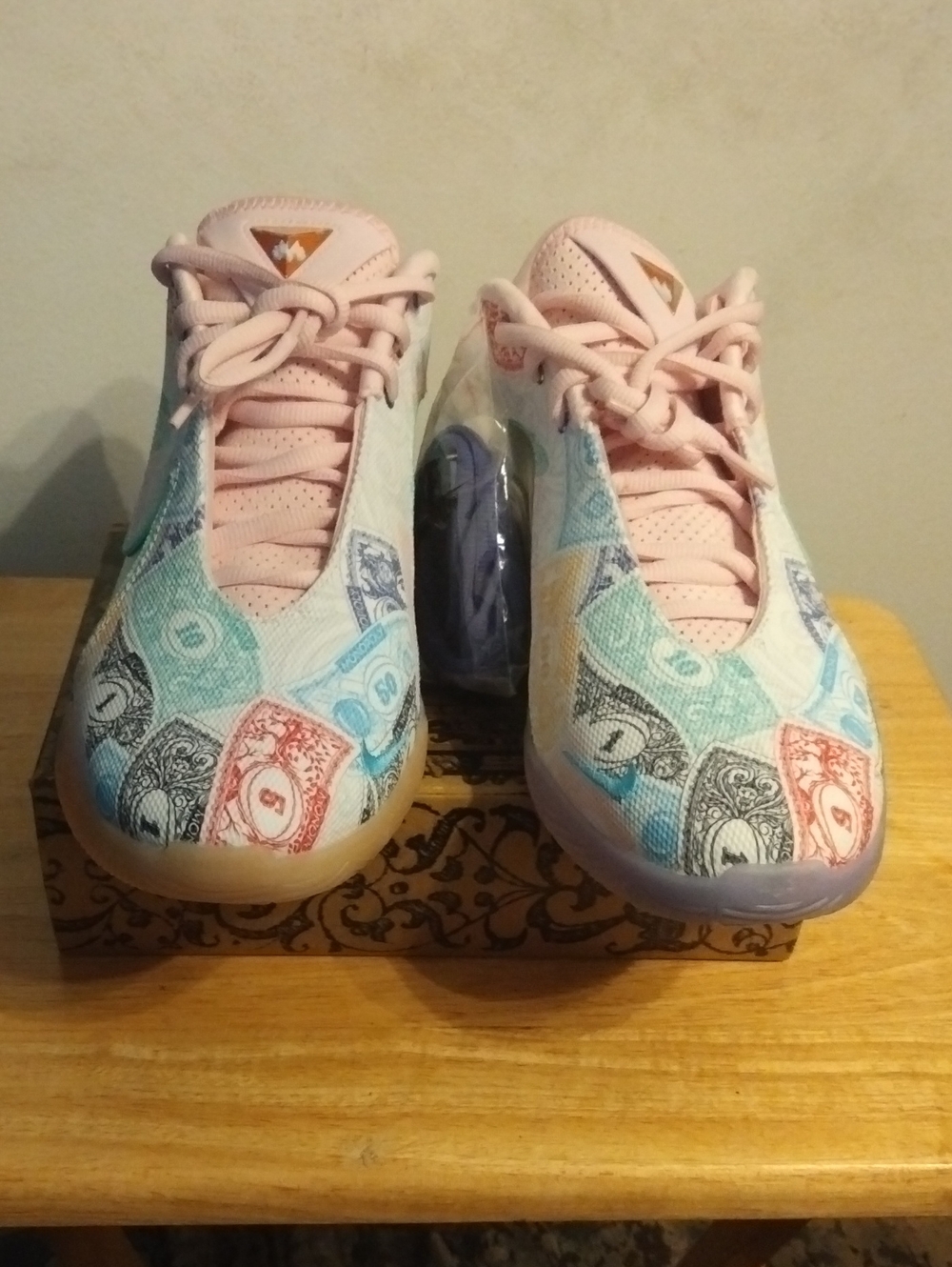 New Nike Mens  LeBron's Pink Multi-Print Money-Graphic Sneakers Size 10.5